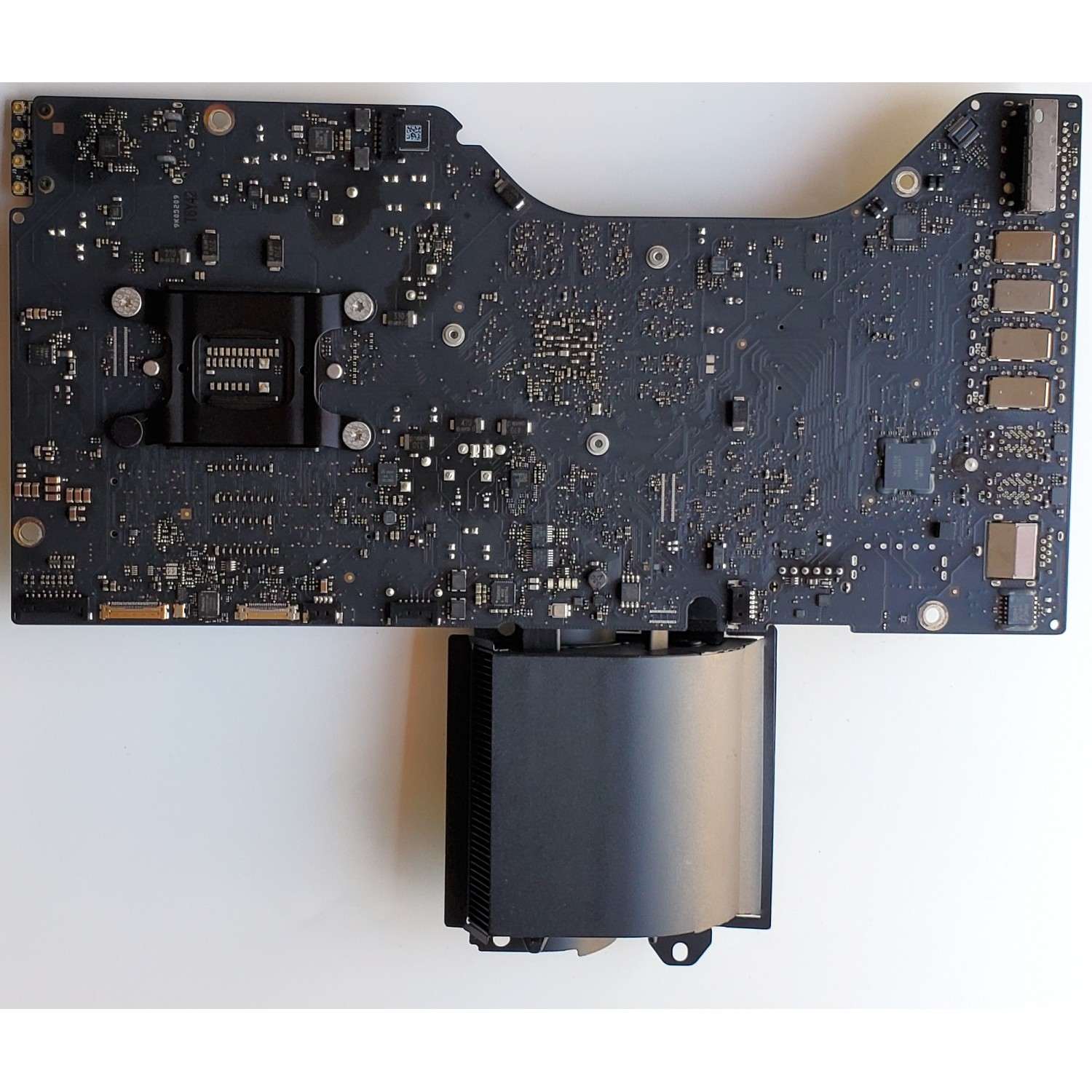 TARJETA MADRE PARA COMPUTADORA IMAC APPLE / NUMERO DE PARTE A005008NN1590-04 / 9K05209 / CON PROCESADOR 2.7GHZ. QUAD-CORE INTEL CORE I5 / MODELO A1418 21,5" (2013) - Imagen 4