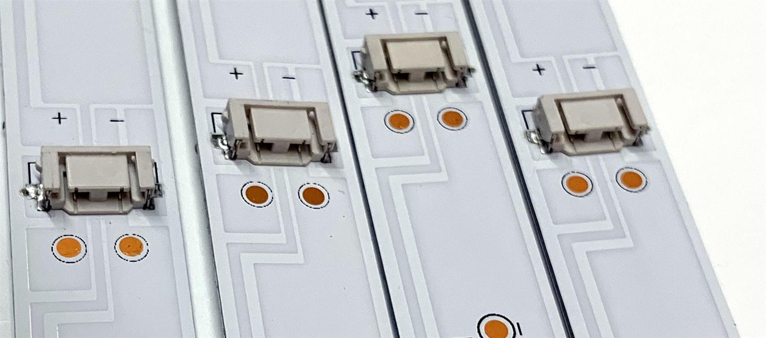 KIT DE LED'S PARA TV SKYWORTH (4 PIEZAS) / NUMERO DE PARTE AZ500034SE30 / RF-AZ500034SE30-0801 / 7700-650000-D360 / 4990283 / PANEL SDL500WY / MODELO 50Q20200 - Imagen 2