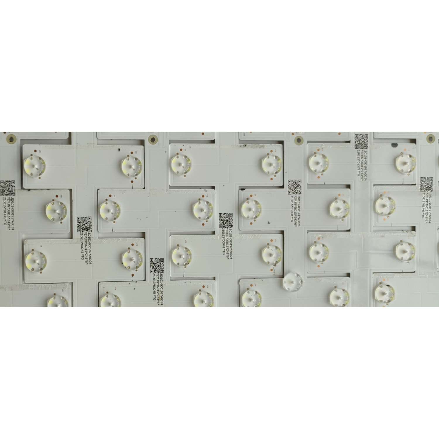 KIT DE LEDS PARA TV TCL (9 PZ) / NUMERO DE PARTE GIC65LB112_3030F2.1D / GIC65LB112_3030F2.1D_V0.6_20210112 / B0101-000191 / 21061S / PANEL LVU650NDDJ / ST6451D02-3 VER.2.1 / MODELO 65S546 - Imagen 4