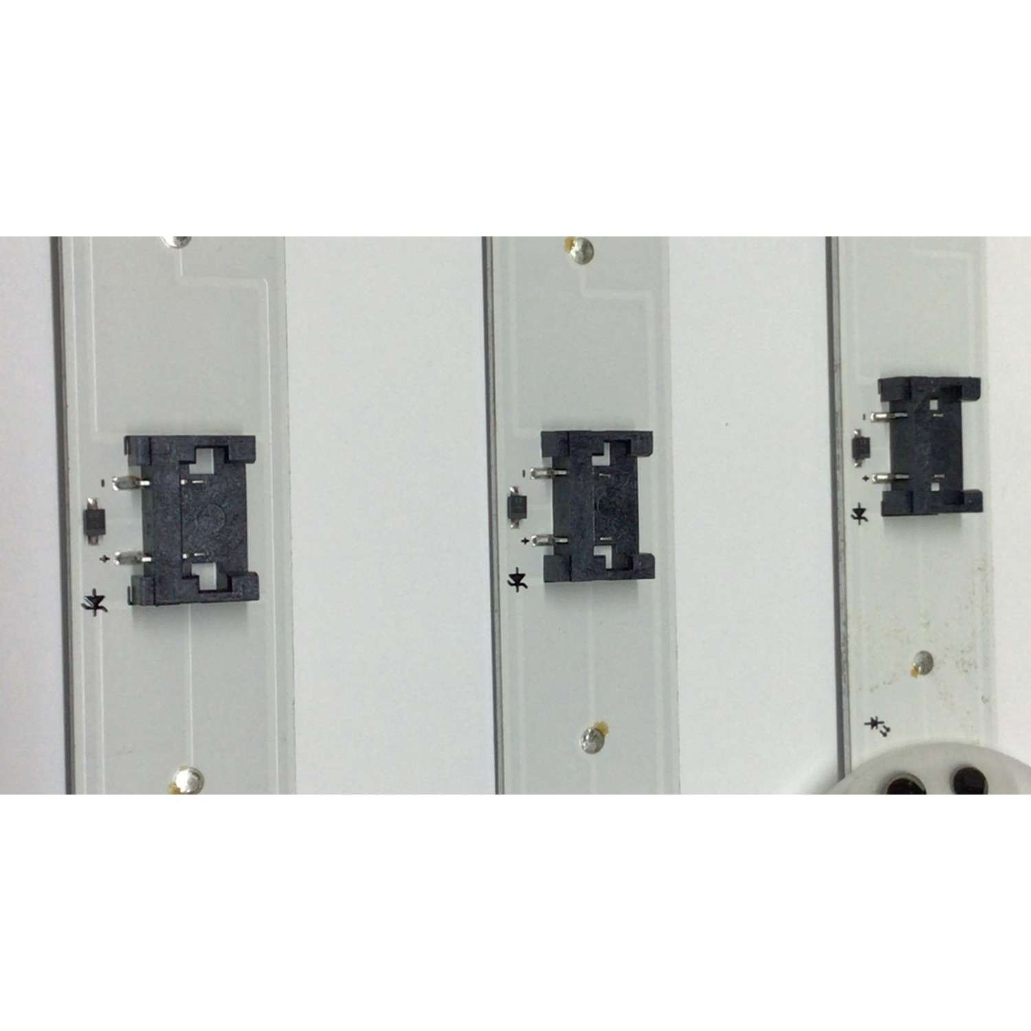 KIT DE LED'S PARA TV LG ((3 PIEZAS)) / NUMERO DE PARTE EAV64013702 / 3PCM00796A / LGIT.55UK63.REV00.170615 / LG INNETEC TRIDENT 55UK63 LED ARRAY_REV0.0_180628_3PCM00796A / PANEL NC550EQG-AAHH1 / LC550EQ9(SM)(A1) / MODELO 55NANO81ANA / 55NANO81ANA.BUSWLOR - Imagen 4