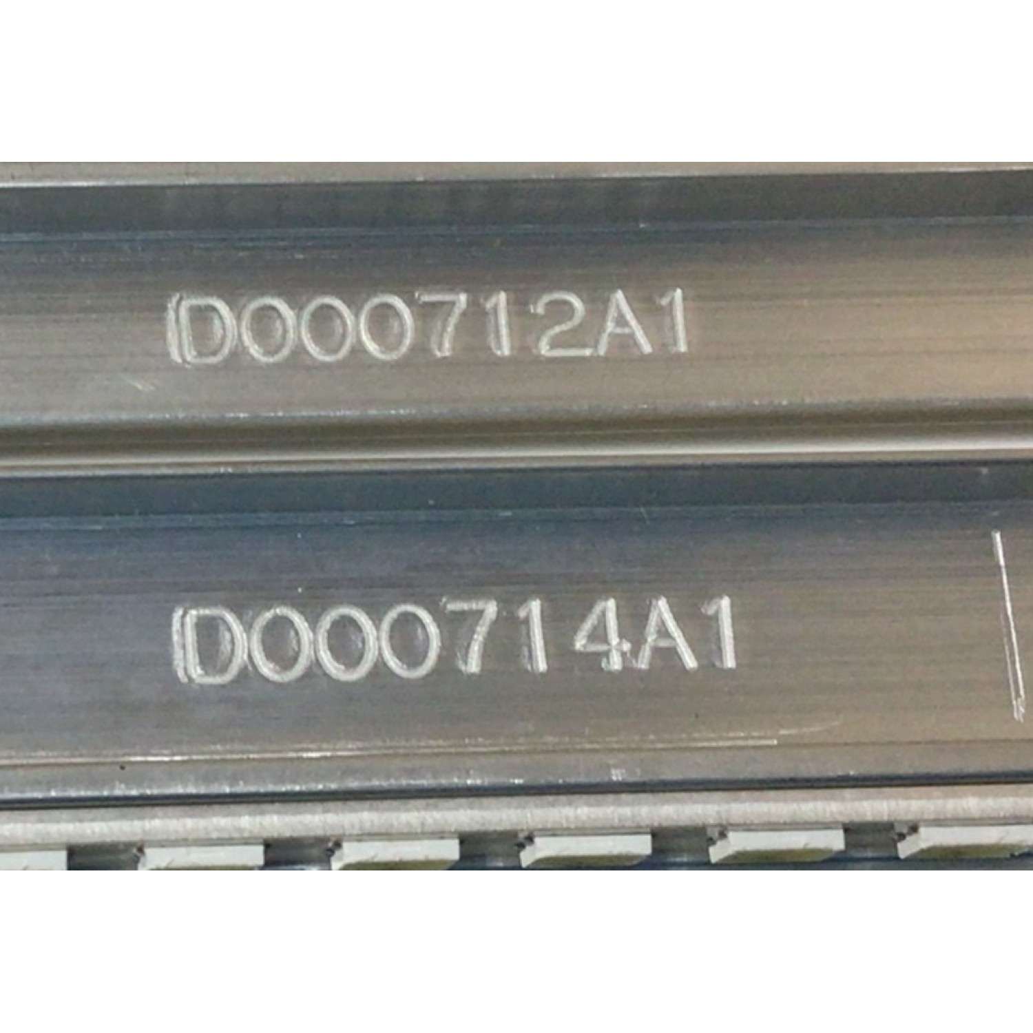 KIT DE LED'S PARA TV PHILIPS (2 PIEZAS) / NUMERO DE PARTE STS550A04 / LJ64-02219A / LJ64-02220A / STS550A04_S550A_70A5_100107 / D000712A1 / D000714A1 / PANEL LTA550HJ04 / MODELO 55'' / ((MEDIDAS 1.24M x 08CM)) - Imagen 2