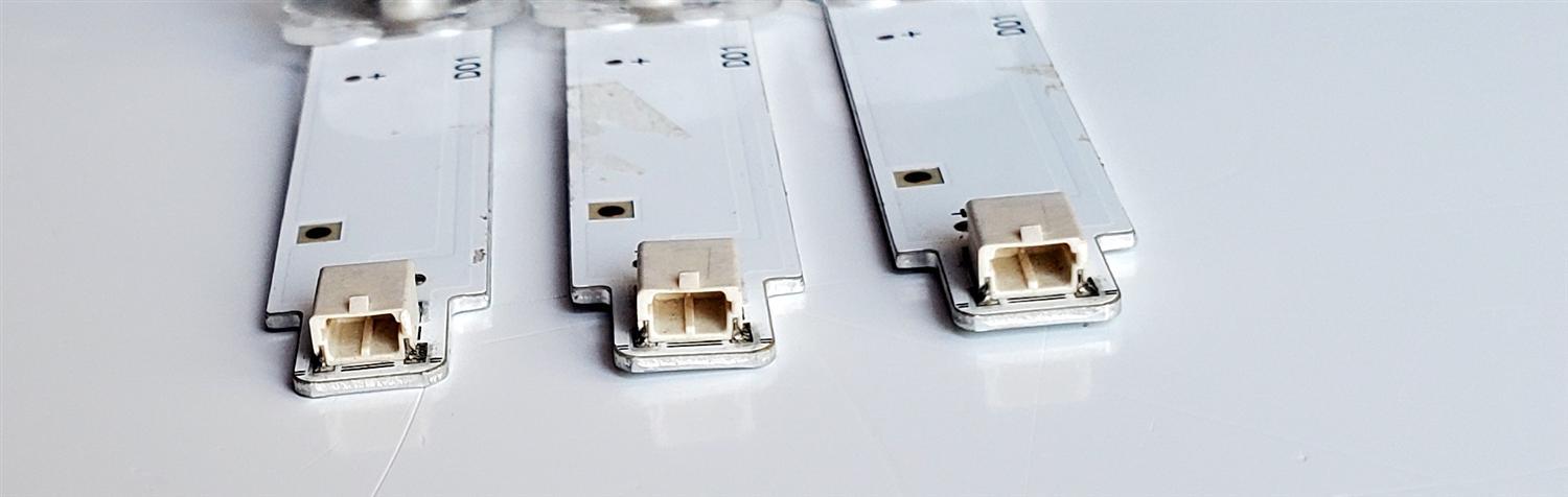 KIT DE LED'S PARA TV SAMSUNG ((3 PIEZAS)) / NUMERO DE PARTE HRS-H535-050AU70-0312-3030-12.5-N-V3 / E493538 / 75.2XN09G001 / L9B7V31W42231 / L9 B7 V31 W4 22 31 / PANEL CY-BA050HGCR1V / UE50AU / UE50AU7100K - Imagen 3