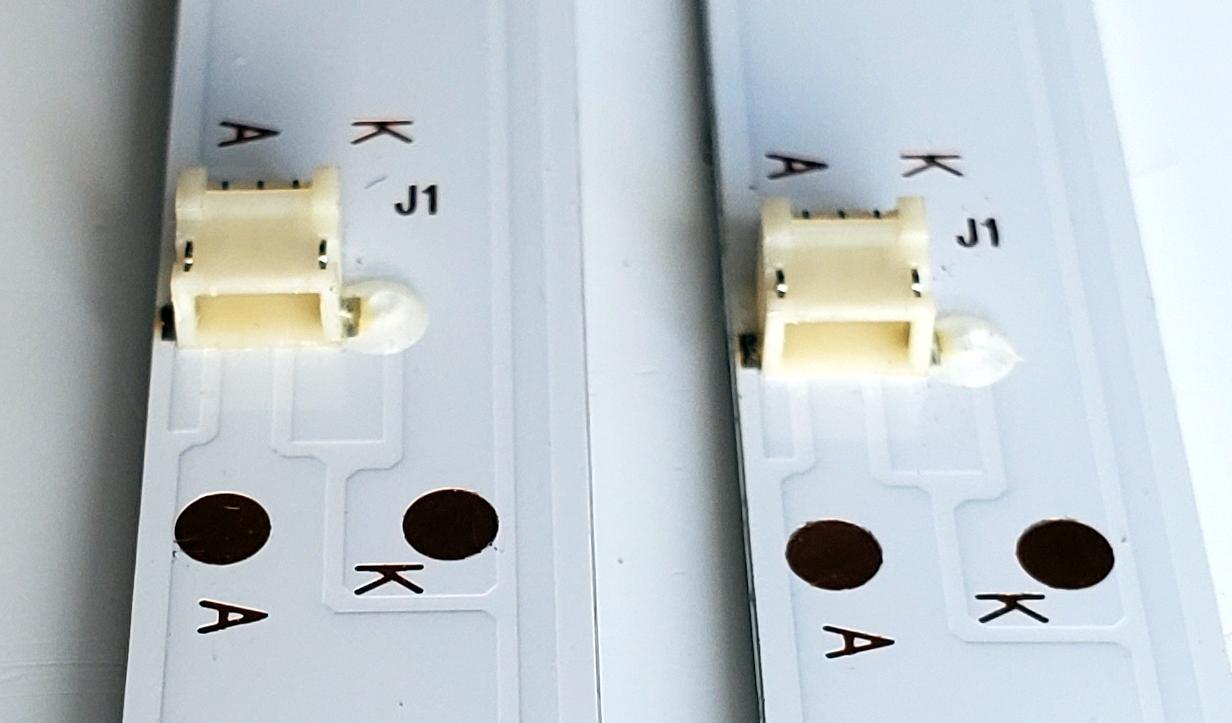 KIT DE LED'S PARA TV POLAROID ((2 PIEZAS)) / NUMERO DE PARTE AHKK32D06-ZC22AG-90 / 303AK320062 / AK320M49 / E465853 / 21245A / 21007150 / 190422AC06 / 2010052296-2 / MODELOS PTV3215ILED / ATV3215LED - Imagen 2