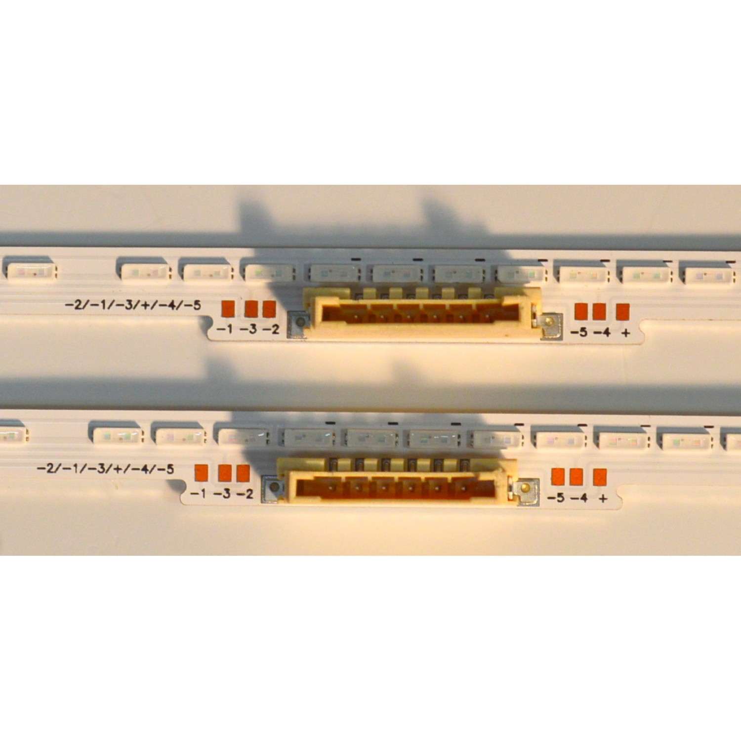 KIT DE LEDS AZULES ORIGINAL PARA TV SAMSUNG 2 PIEZAS / NUMERO DE PARTE V5E7 550SM0-R0 / PANEL CY-QF055RLAV1H / DISPLAY T550QVN07.Y / BN96-60290A / MODELO QN55QN70FDXZA / QN55QN70FDXZA AA01  - Imagen 3