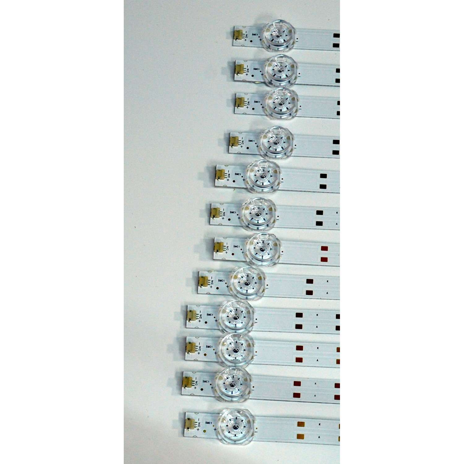 KIT DE LEDS ORIGINAL PARA TV PHILIPS 12 PIEZAS / NUMERO DE PARTE 303HX750052CD / HFX75D06-ZC42AG-17CD / 2300023039 / 70401-01899 / 240704AB03 / GC750M28 / PANEL BOEI750WQ1-F92 / DISPLAY HV750QUB-F92 / MODELO 75PUL7552/F7 / 75PUL7552/F7 A - Imagen 2