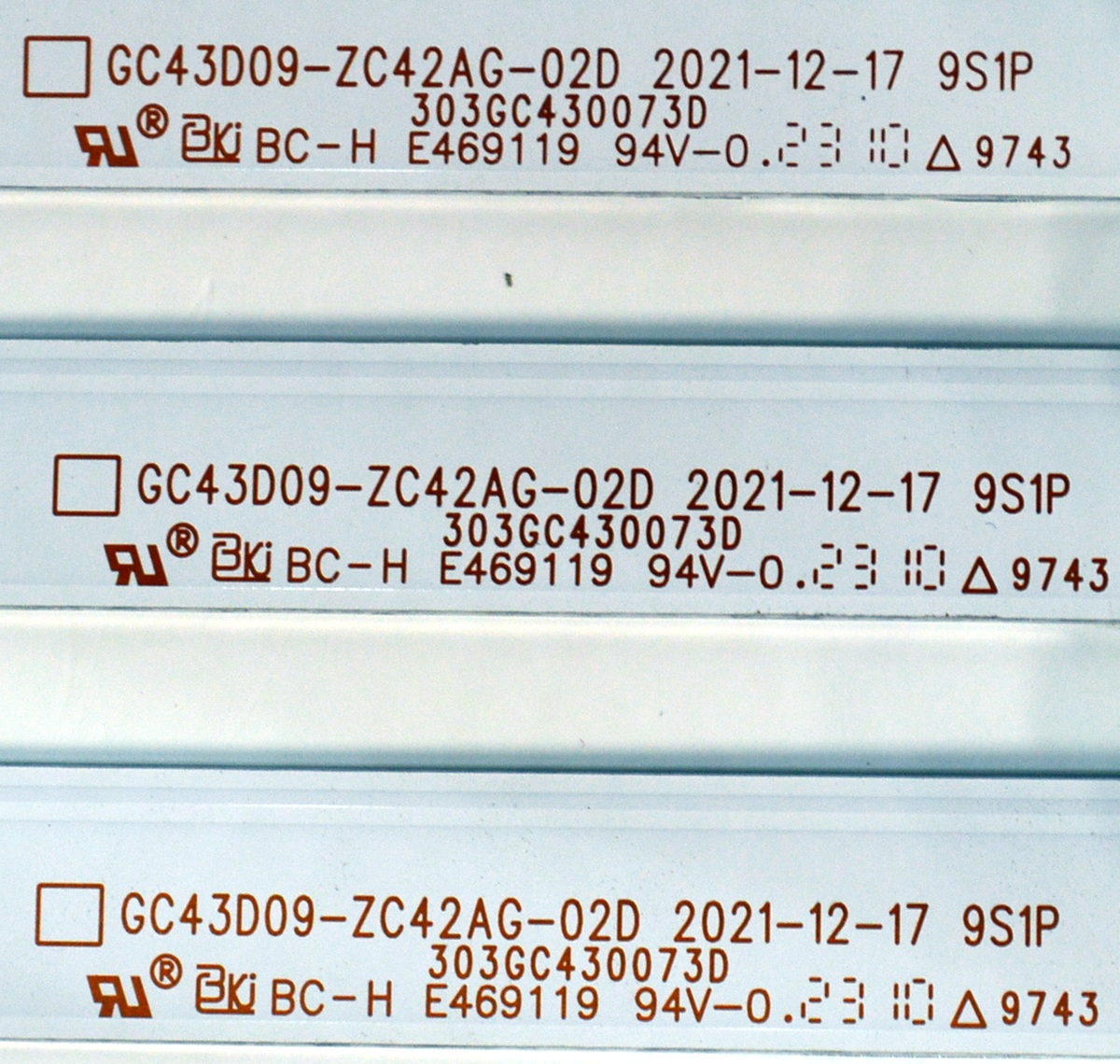 KIT DE LEDS ORIGINAL PARA TV PHILIPS 3 PIEZAS / NUMERO DE PARTE 303GC430073D / GC43D09-ZC42AG-02D / 2300020324 / 230303BC11 / 70401-01542 / GC430M63 / PANEL BOEI430WQ1-F70-G / MODELO 43PUL7652/F7 - Imagen 3