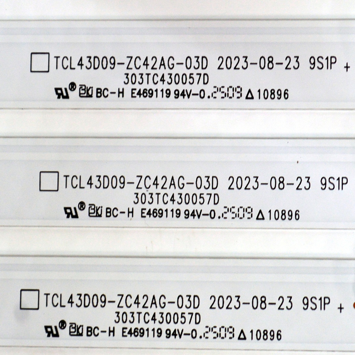 KIT DE LEDS ORIGINAL NUEVOS PARA TV PHILIPS 3 PIEZAS / NUMERO DE PARTE 303TC430057D / TCL43D09-ZC42AG-03D / 4L-ZX043T-ZC014C / TC430M72 / 2300023699 / 250311BC02 / PANEL LVU430CSDX E0358 / DISPLAY V430DJ2-Q01 / MODELO 43PUL7652/F7 - Imagen 2