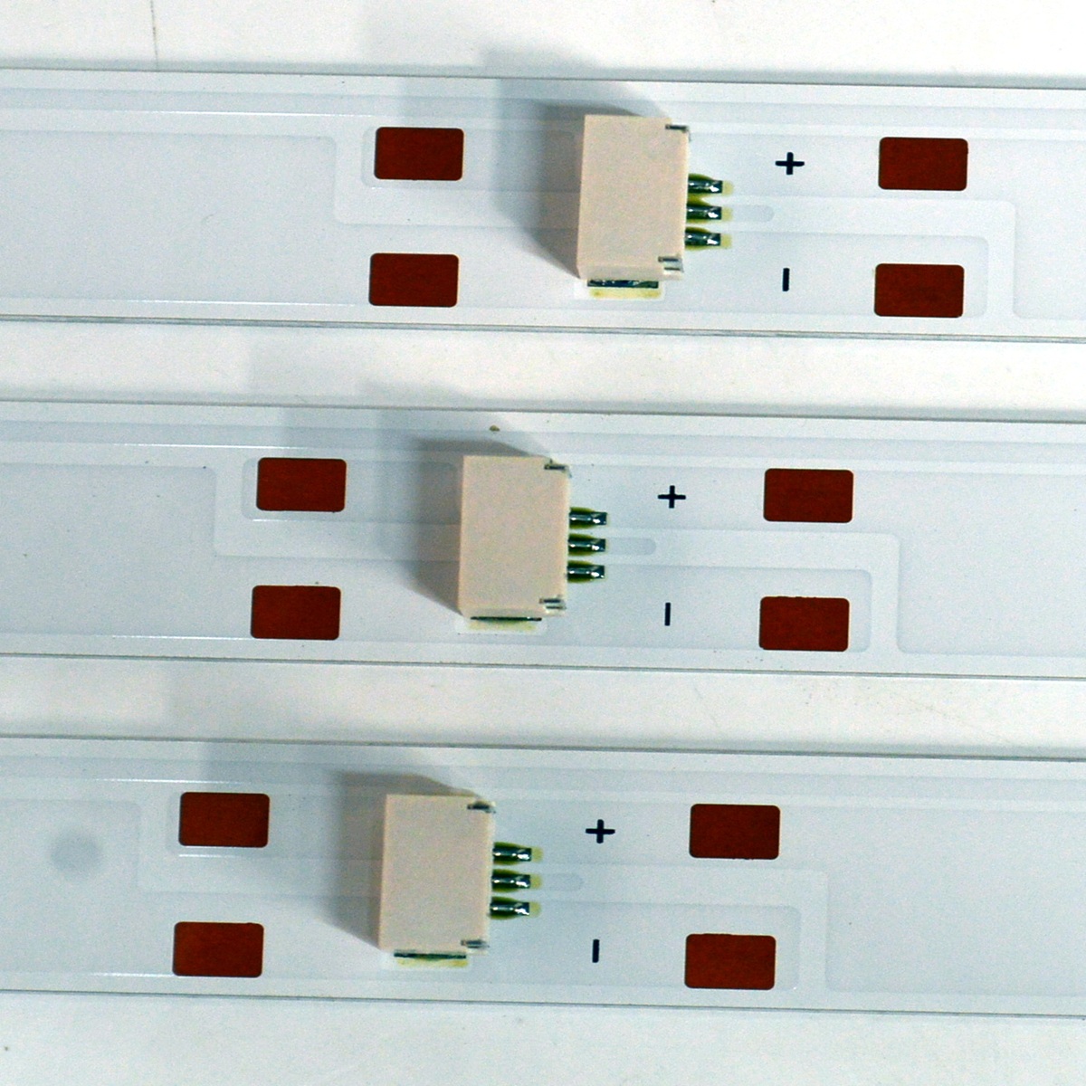 KIT DE LEDS ORIGINAL NUEVOS PARA TV PHILIPS 3 PIEZAS / NUMERO DE PARTE 303TC550092D / TCL55D12-ZC42AG-05D / 4L-ZX055T-ZC037C / TC550MA9 / 2300023470 / 241212AB02 / MODELO 55PUL6643/F8 / 55PUL6653/F8 - Imagen 3