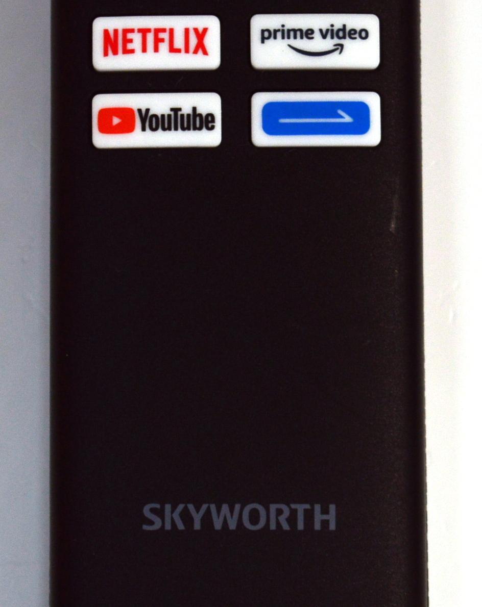 CONTROL REMOTO ORIGINAL NUEVO PARA TV SKYWORTH / CON COMANDO DE VOZ / NUMERO DE PARTE N030107 / N030107-002199-001 / HS-8AA / 2ANM3HS8AA / HS-8A22J-07 / Z01010-M201035 / 23165-HS8AA / MODELO 75UD6300 - Imagen 2