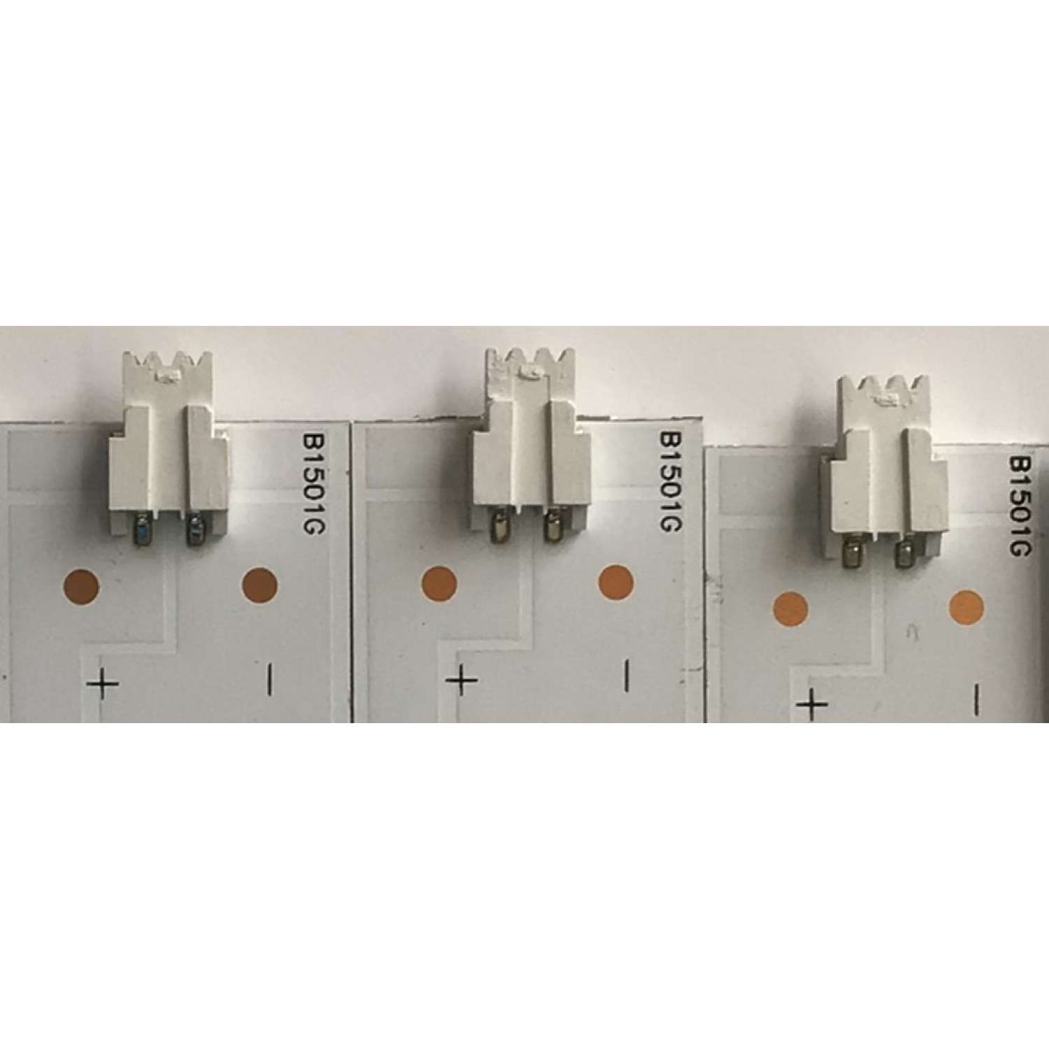 KIT DE LEDS PARA TV TCL ORIGINAL 12 PIEZAS / NUMERO DE PARTE 3P55DY005 / 3P55DY006 / 3P55DY005-A1 / 3P55DY006-A1 / 3P55DY005 HRBQ7 / 3P55DY006 HRBQ7 / PANEL LVU550SSDE / MODELO 55US5800 - Imagen 2